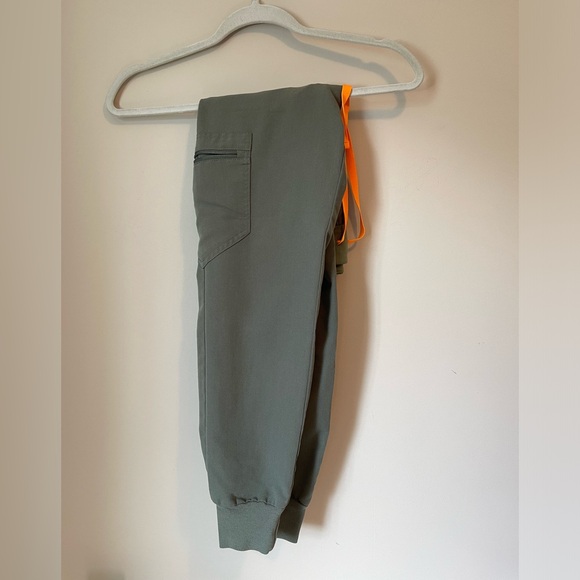 **SOLD FIGS Moss Scrub Set - Picture 5 of 7